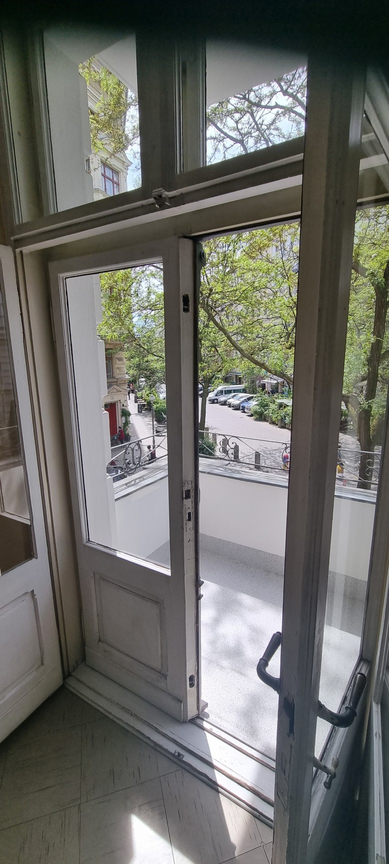 verkauft Bel Etage Graefekiez Altbau Balkone-Wohnung zum renovieren