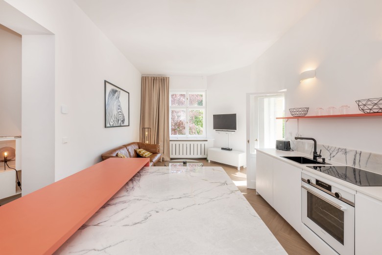 Top Zustand 4 Zimmer im 4. OG mit Aufzug und Balkon komplett ausgestattet