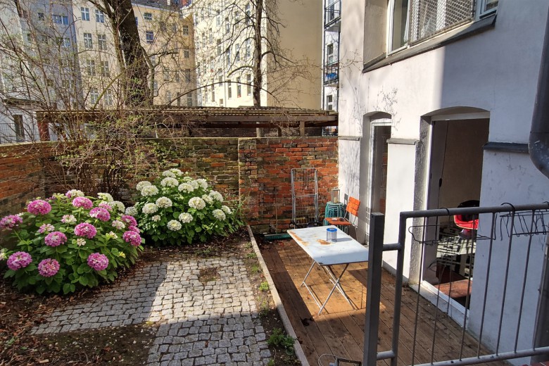 Verkauft innerhalb von 2 Wochen  Bestlage Kreuzberg ruhiges umgebautes 1-Raum-Studio mit Terrasse/Grün, schwellenfrei