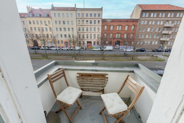 Moderne Altbauwohnung mit Stuckverzierungen und Balkon – vis à vis Volkspark Friedrichshain