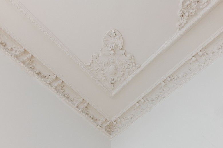 Moderne Altbauwohnung mit Stuckverzierungen und Balkon – vis à vis Volkspark Friedrichshain