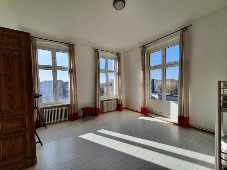 Helle loftig coole Altbau-Einheit mit Balkon im 4. Stock im Gründerzeithaus